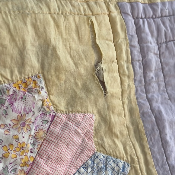 Hand Stitched Vintage Quilt Floral Design - Picture 4 of 14